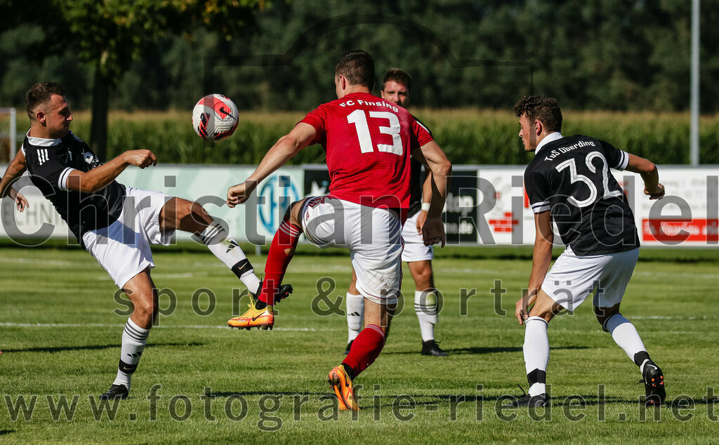 2023-08-20_087_TuS_Oberding_gegen_FC_Finsing_II | Oberding, Deutschland, 20.08.2023:
Fußball, Kreisklasse 2023 / 2024, 3. Spieltag, TuS Oberding gegen FC Finsing II, Endergebnis: 1:1

Christian Werner (TuS Oberding, #4), Michael Bayer (FC Finsing, #13), Tobias Götze (TuS Oberding, #32)

Foto: Christian Riedel / fotografie-riedel.net