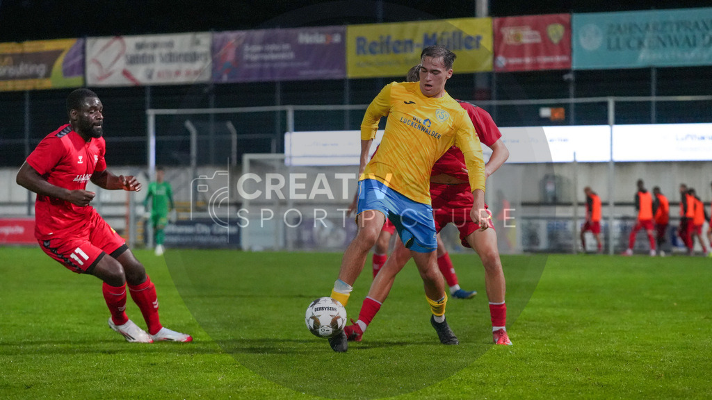 Fußball, Herren, Saison 2025/2026, Regionalliga Nordost, 8. Spieltag, FSV 63 Luckenwalde vs. FC Hertha 03 Zehlendorf, Dienstag 16.09.2025, Werner-Seelenbinder-Stadion Luckenwalde, | Fußball, Herren, Saison 2025/2026, Regionalliga Nordost, 8. Spieltag, FSV 63 Luckenwalde vs. FC Hertha 03 Zehlendorf, Dienstag 16.09.2025, Werner-Seelenbinder-Stadion Luckenwalde, Im Bild: v.l. Iba May (Zehlendorf) und Simon Gollnack (Luckenwalde) - Realisiert mit Pictrs.com