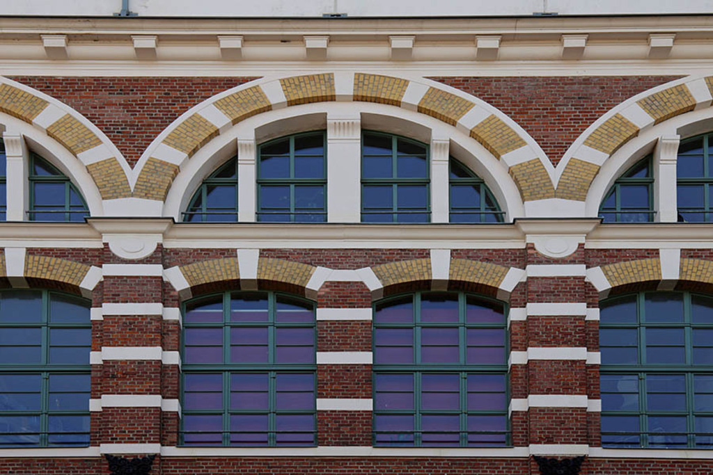 Buntgarnwerke - Fenster | Entdecke über 20 Kategorien Leipzig-Motive: Foto-Downloads, hochwertige Poster, Leinwand- & Fine-Art-Prints. Jetzt Lieblingsfoto im Bildlexikon Leipzig Shop bestellen!