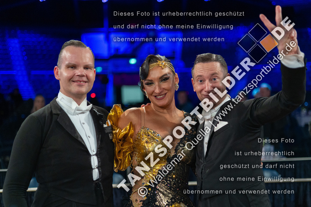 20251206-06308 | Hier finden Sie Tanz Bilder vom Latein und Standard Formationen tanzen. Sportbilder vom Tanzsport. Schöne Fotos und von Weltmeisterschaft, Europameisterschaft, Bundesliga, Regionalliga, Oberliga und Landesliga sowie von GOC Stuttgart, DanceComp, WM Bremen