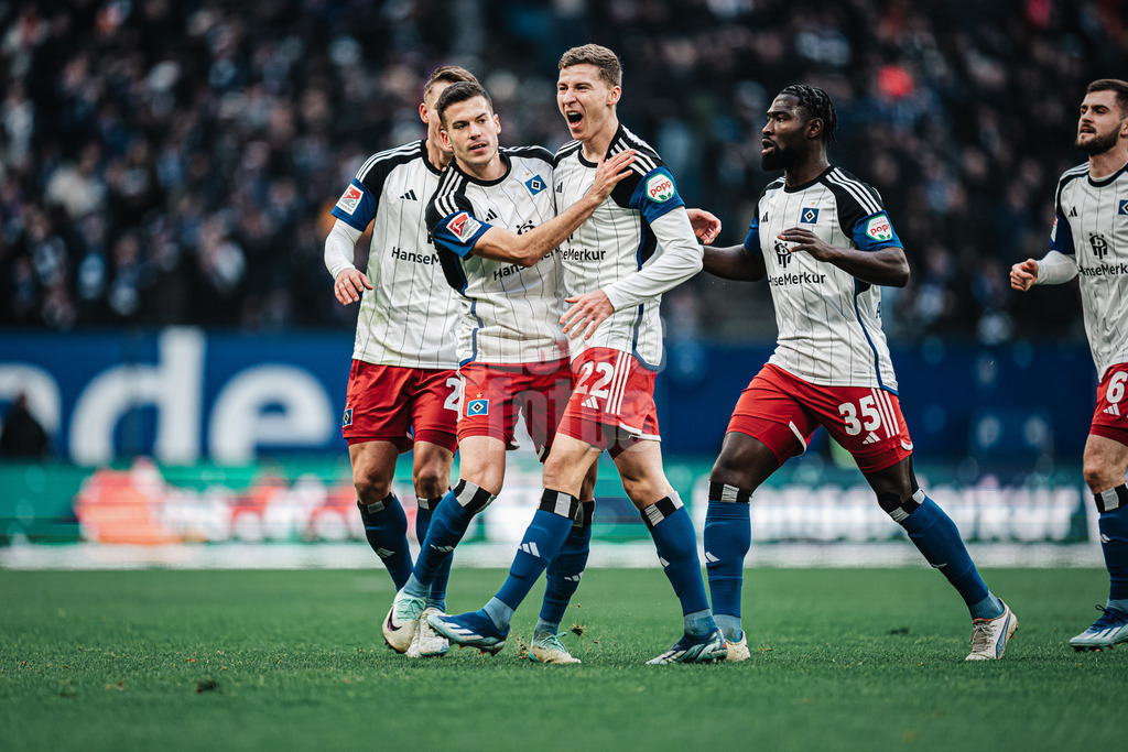 Fußball | Männer | Saison 2023/2024 | 2. Fußball-Bundesliga | 16. Spieltag | Hamburger SV vs. SC Paderborn 07 | 09.12.2023 | Torjubel beim HSV. V.l. Torschütze Laszlo Benes (#8, HSV), Ignace Van Der Brempt (#22, HSV) Stephan Ambrosius (#35, HSV)