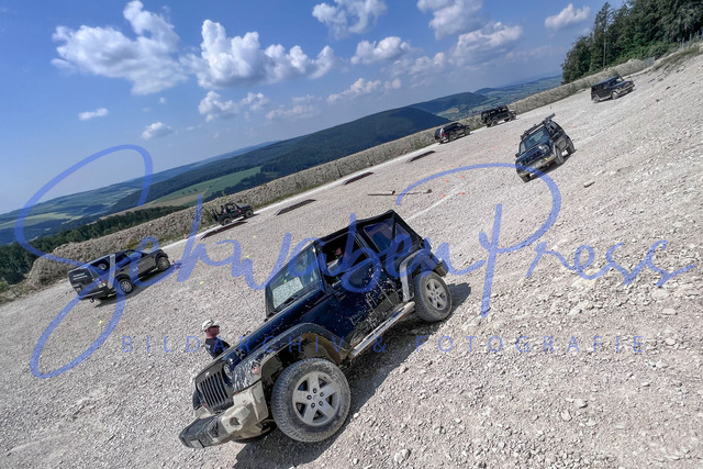 IMG_7006 | Vierradfahrzeuge testen unterschiedliches Terrain - ueber Stock und Stein

Offroad Grundkurs im Steinbruch. Unterschiedliche Fahrgegebenheiten mit dem gelaendegaengigem Offroad-Fahrzeug. 

Deutschland, Geisingen, Steinbruch Meichle und Mohr, 10.06.2023