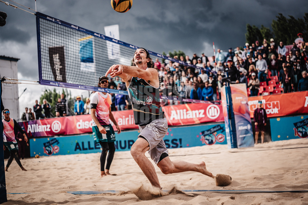 Beachvolleyball | Männer | Allianz German Beach Tour 2025 | Tourstop Berlin | 23.08.2025 | Jannik Kühlborn spielt den Ball