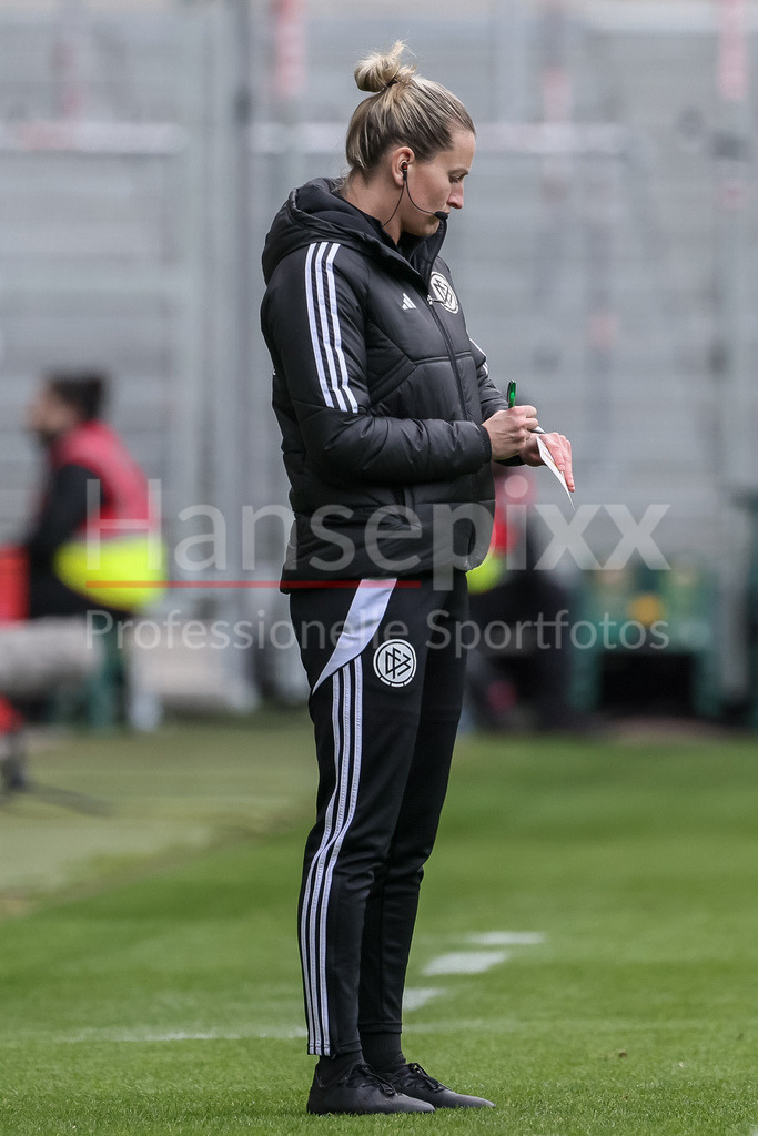 Fussball, Google Pixel Frauen-Bundesliga, SV Werder Bremen - Bayer 04 Leverkusen | v.li.: Vierte Offizielle (4. Offizielle, 4. Schiedsrichterin) Anna-Lena Heidenreich macht sich Notizen, schreibt etwas auf, DIE DFB-RICHTLINIEN UNTERSAGEN JEGLICHE NUTZUNG VON FOTOS ALS SEQUENZBILDER UND/ODER VIDEOÄHNLICHE FOTOSTRECKEN. DFB REGULATIONS PROHIBIT ANY USE OF PHOTOGRAPHS AS IMAGE SEQUENCES AND/OR QUASI-VIDEO.