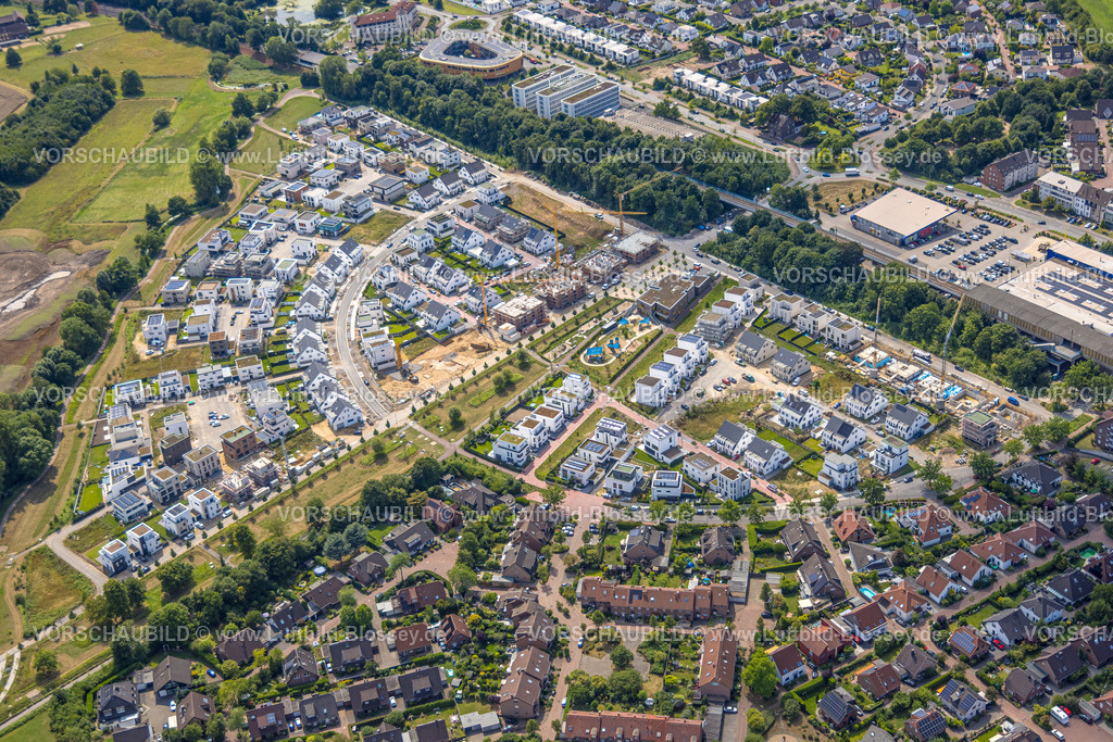 Duisburg250705824Sued | Luftbild, Duisburg-Süd, Wohngebiet Angerbogen, Am Alten Angerbach, halbkreisförmige Neubau-Wohnsiedlung, Gewerbegebiet Xella International GmbH und Edeka E-Center Angerbogen, überdachter Bahnhof Angerbogen, hinten der Rahmer See, Huckingen, Duisburg, Ruhrgebiet, Nordrhein-Westfalen, Deutschland