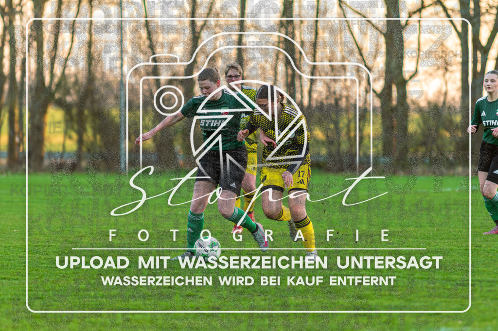 SCTSGF-1001 | Lina Hebenbrock (SC Tewel #09) und Klara Joany Karnatz (SG Fulde #17) beim Damen Kreisliga HK/CE Spiel zwischen SG Fulde und SC Tewel auf dem Sportplatz Tewel, Tewel/Neuenkirchen (Simon Paul Stopat) - Realisiert mit Pictrs.com
