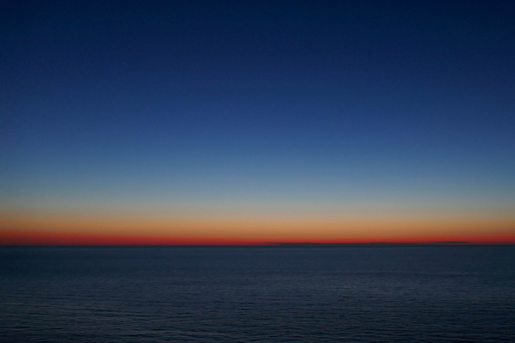 Die Nacht weicht dem Tag | Blick über das Meer nach Osten weit vor Sonnenaufgang - Realisiert mit Pictrs.com