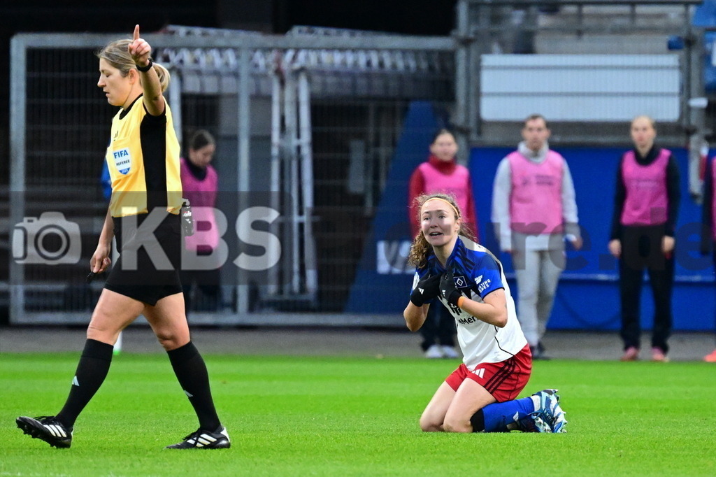 KBS Picture_HSV-Leverkusen_DFBpokal_Frauen_026 | v.l. Wacker Karoline Schiedsrichterin , Brunnthaler Melanie (HSV Frauen) ,Sportplatz :  Volksparkstadion, - Realisiert mit Pictrs.com