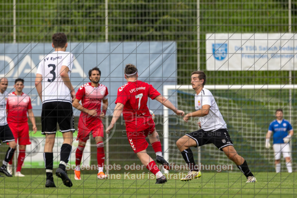 20250616_190229_0391 | #,  TV Eybach (weiß) vs. 1.FC Donzdorf II (rot), Fussball, Entscheidungsspiel 3 in Kreisliga A3 - Bezirk Neckar/Fils, Saison 2024/2025, Rasensportplatz, Staufenecker Str. 41, 73084 Salach, 16.06.2025 - 18:30 Uhr,Foto: PhotoPeet-Sportfotografie/Peter Harich
