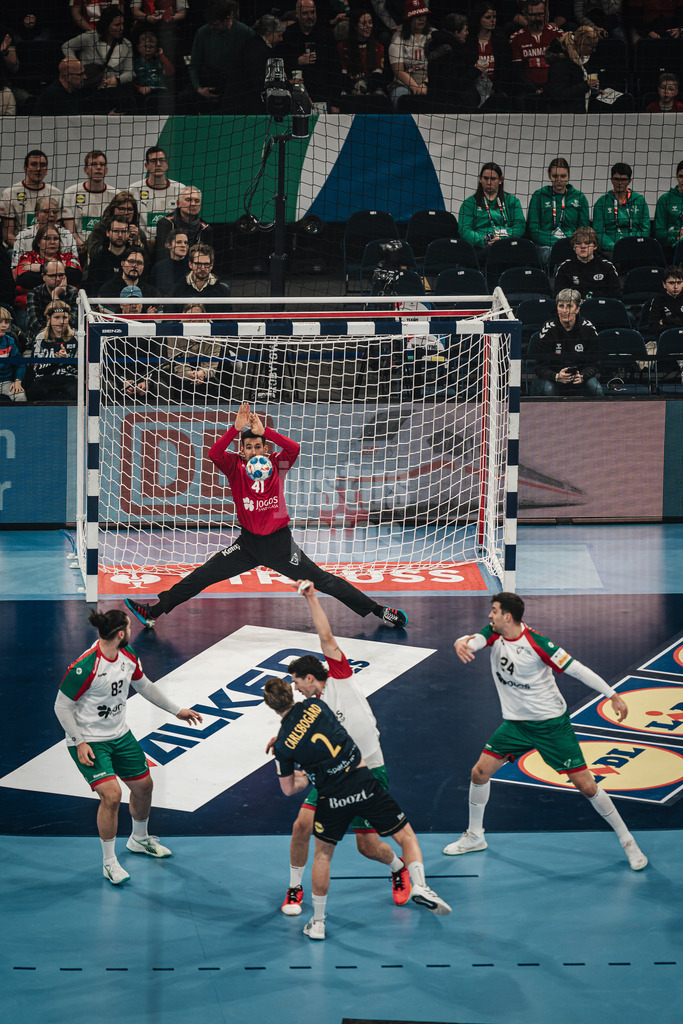Handball | Herren | EHF EURO 2024 | European Championshop Men 2024 Final Tournament | Schweden vs. Portugal | 21.01.2024 | Gustavo Capdeville (#41, Portugal, POR) pariert den Ball von Jonathan Carlsbogard (#2, Schweden, SWE)