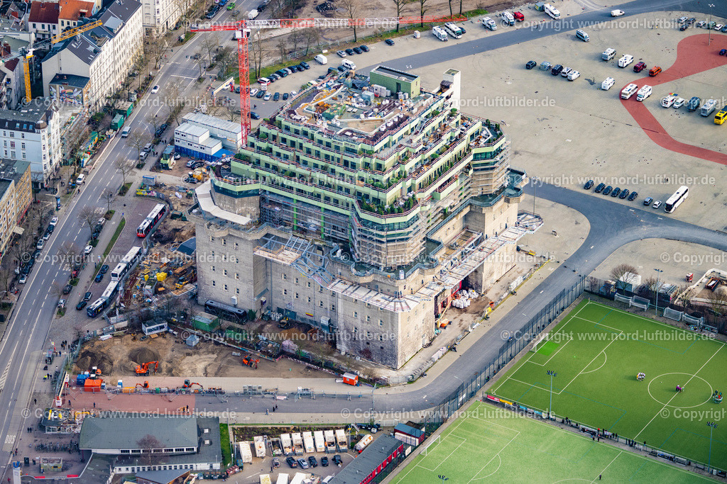 Hamburg_Bunker_Heiligengeistfeld_Baustelle_ELS_3555040223 | HAMBURG 04.02.2023 Baustelle zum Umbau und Neubau- Modernisierungsarbeiten am Bunker- Gebäudekomplex aus Beton und Stahl "Medienbunker" auch "Hamburger Flaktürme" oder "Energiebunker Wilhelmsburg" genannt an der Feldstraße im Ortsteil Sankt Pauli in Hamburg, Deutschland. Weiterführende Informationen bei: EHP Erste Hanseatische Projektmanagement GmbH,  Hansa Gerüstbau GmbH,  Hilldegarden e.V.,  Holsteiner Kabel- und Leitungsbau Willi Pohl GmbH & Co. KG,  Ingenieurbau George Bähr GmbH,  PERI GmbH,  Veranstaltungs GbR Wolters/Jähnichen. // Construction site on Bunker building complex made of concrete and steel " Medienbunker " or "Hamburger Flaktuerme" on Feldstrasse in the district Sankt Pauli in Hamburg, Germany. Further information at: EHP Erste Hanseatische Projektmanagement GmbH,  Hansa Geruestbau GmbH,  Hilldegarden e.V.,  Holsteiner Kabel- und Leitungsbau Willi Pohl GmbH & Co. KG,  Ingenieurbau George Baehr GmbH,  PERI GmbH,  Veranstaltungs GbR Wolters/Jaehnichen. Foto: Martin Elsen