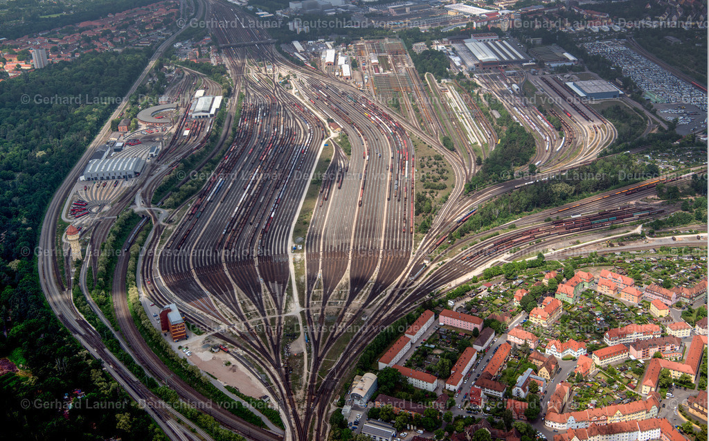 3803035 | NüRNBERG 21.08.2021 Schienen- und Gleisstrecken auf den Abstellgleisen und Rangierstrecken des Rangierbahnhofes und Güterbahnhofes der Deutschen Bahn in Nürnberg im Bundesland Bayern. // Marshalling yard and freight station of the Deutsche Bahn in Nuernberg in the state Bavaria. bahn.de. Foto: Gerhard Launer