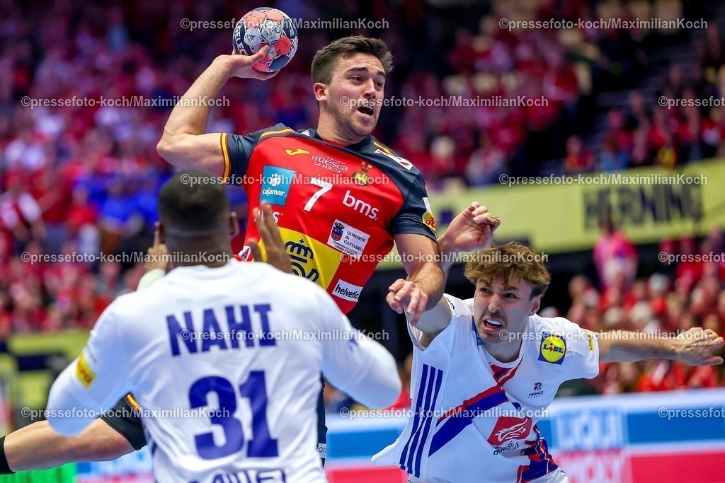 EHF26012602061 | 26.01.2026, Handball, Men's EHF EURO 2026, Frankreich - Spanien, Jyske Bank Boxen in Herning, Dänemark, Main Round:  Jan Gurri Aregay (Espania #07) wirft den Ball auf das Tor gegen  Dylan Nahi (France #31)  Thibaud Briet (France #39)