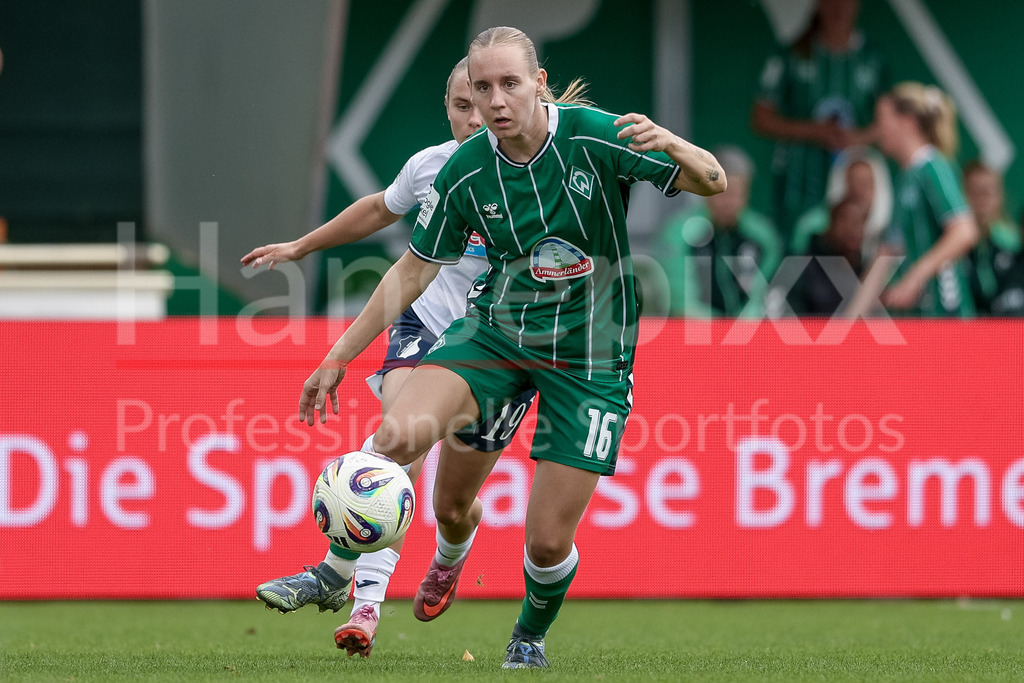 Fussball, Google Pixel Frauen-Bundesliga, SV Werder Bremen - TSG 1899 Hoffenheim | Emöke Papai (SV Werder Bremen, 16) am Ball, Einzelbild, Ganzkörper, Aktion, Action, Spielszene, DIE DFB-RICHTLINIEN UNTERSAGEN JEGLICHE NUTZUNG VON FOTOS ALS SEQUENZBILDER UND/ODER VIDEOÄHNLICHE FOTOSTRECKEN. DFB REGULATIONS PROHIBIT ANY USE OF PHOTOGRAPHS AS IMAGE SEQUENCES AND/OR QUASI-VIDEO.