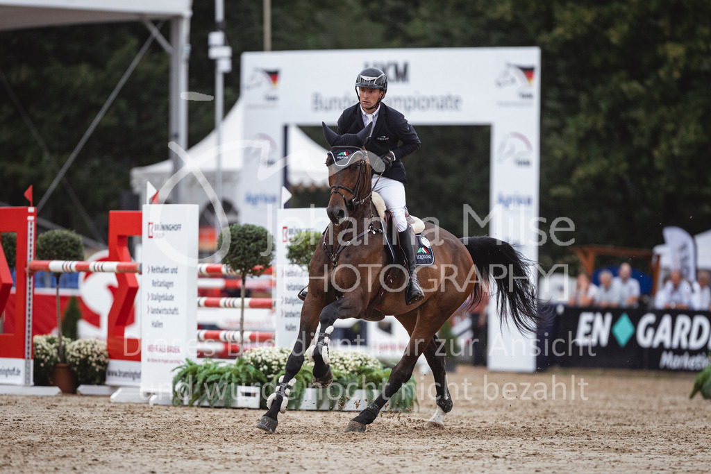 240906_BuCha_Quali-5j-437 | Deine schönsten Turniermomente als professionelle Fotos! Entdecke hochwertige Pferdesport-Fotografie im Online-Shop. Jetzt Fotos finden & bestellen!