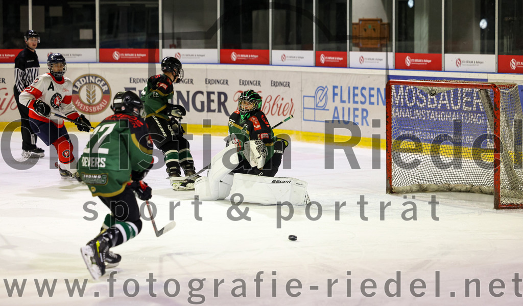 2022-12-04_088_TSV_Erding_gegen_EHC_Klostersee | Erding, Deutschland, 04.12.2022:
Eishockey, Bayernliga U17 2022 / 2023, 11. Spieltag, TSV Erding gegen EHC Klostersee, Endergebnis: 3:5

Jakob Devers (Erding Gladiators, #22), Torwart Nico Wimmer (Erding Gladiators, #1)

Foto: Christian Riedel / fotografie-riedel.net
