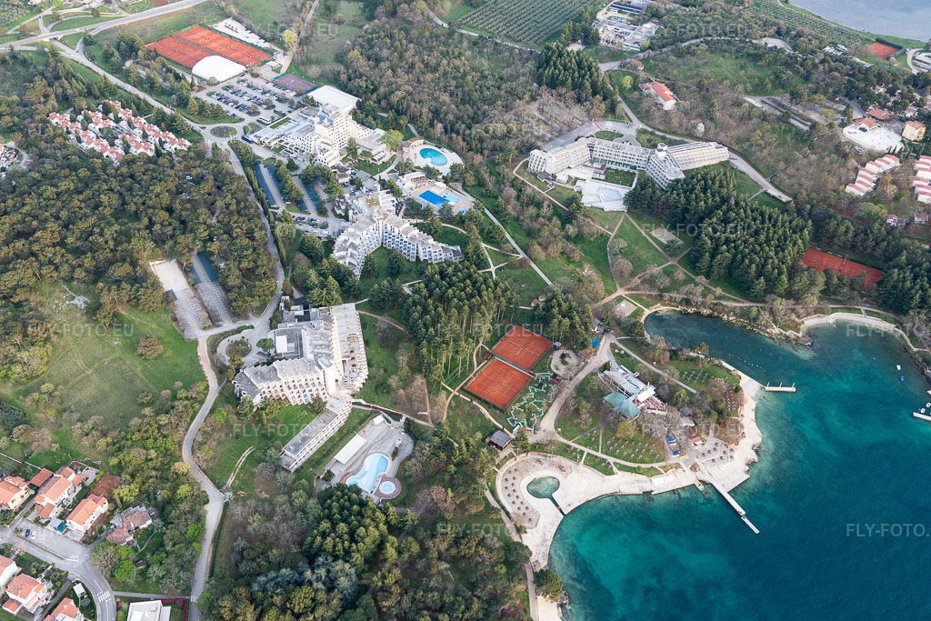 Vue aérienne: Vue de la ville à Sveti Duh dans le département Gespanschaft Istrien, Croatie. Photo: IMG_106412.jpg prise le 14/04/2018 par Werner Riehm/FLY-FOTO.eu – Résolution de l'original: 5472 x 3648 px