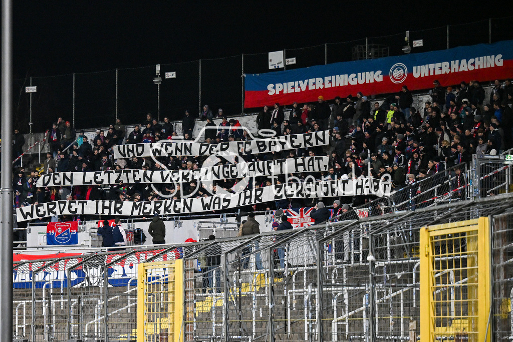 FC Bayern Amateure - SpVgg Unterhaching | MÜNCHEN, DEUTSCHLAND - 24. FEBRUAR: Spurchband der Hachinger  gegen den FC Bayern / Kauf Sportpark / Symbolbild / Symbolfoto während dem Spiel zwischen den Amateuren des FC Bayern München und der SpVgg Unterhaching am 25. Spieltag der Regionalliga Bayern im Grünwalder Stadion