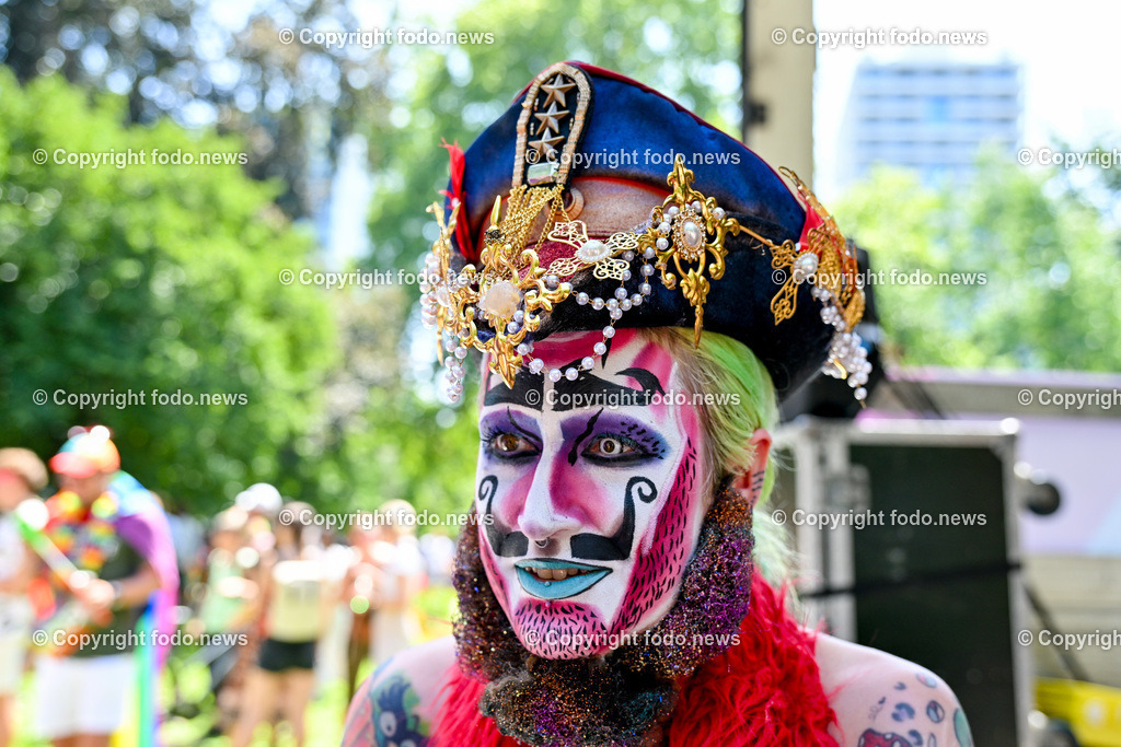 Linzpride 2024_ 06.07.2024-90 | 06.07.2024, Linz, AUT, Linzpride 2024, im Bild Teilnehmer an der Linz Pride 2024