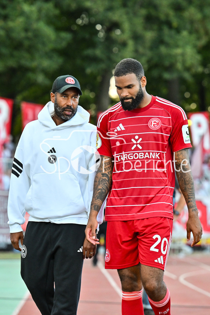 1. FC Schweinfurt 05 - Fortuna Düsseldorf | im Gespräch nach der Partie Daniel THIOUNE Trainer Fortuna Düsseldorf und Jamil SIEBERG (Fortuna 20) / DFB-Pokal: 1. FC Schweinfurt 05 - Fortuna Düsseldorf; Riedel-Bau Arena am 18.08.2025
