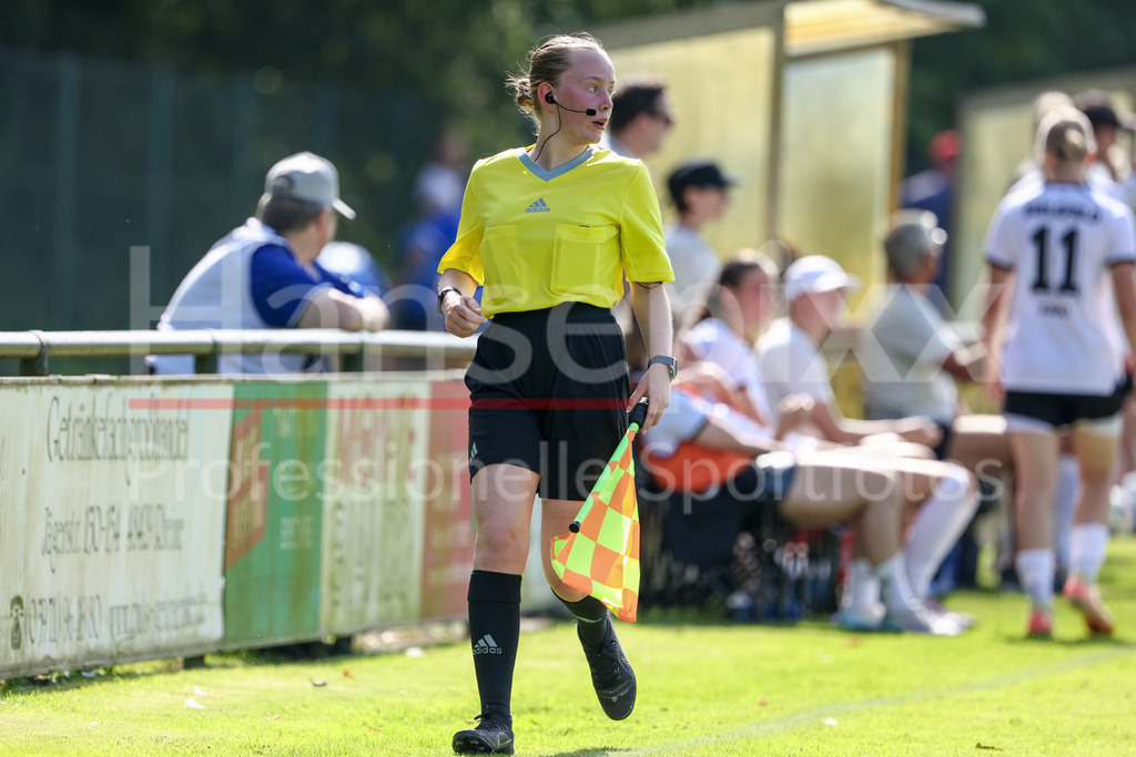 Fussball, Testspiel Frauen, SV Meppen - DSC Arminia Bielefeld | Schiedsrichter-Assistentin Celine Ahlers