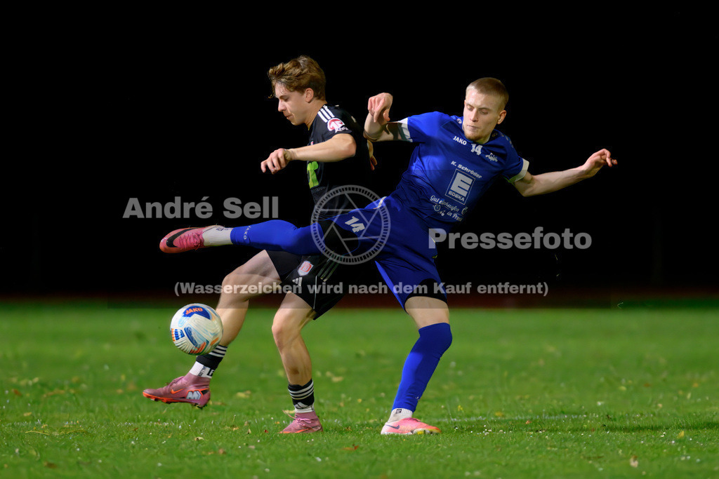 Preetzer TSV vs MTV Dänischenhagen | Paul Rath (Preetz #14) vs Stian Sievers (Dänischenhagen #11) / Fußball-Verbandsliga Ost Männer 2026/2027 / Preetzer TSV vs MTV Dänischenhagen / Jahnplatz / Preetz / 16.10.26 - Realisiert mit Pictrs.com