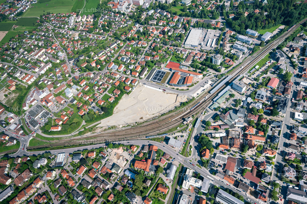 luftbild-traunstein-bahnhof-campus-chiemgau-bruno-kapeller-3 | Luftbild des Bahnhofsareals in Traunstein: Gleise, Bahnhofsgebäude und der Bauplatz für den Campus Chiemgau auf dem Weg zur Hochschulstadt, dazu die angrenzenden Wohngebiete und Projekte der Wohnbaugesellschaft Traunstein. Aufgenommen am 8. August 2025. - Realisiert mit Pictrs.com