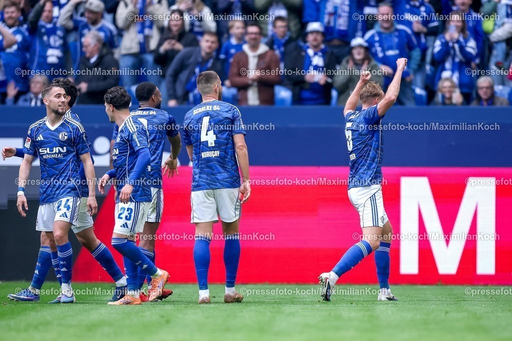 S0419042601020 | 19.04.2026, Fußball, FC Schalke 04 - SC Preußen Münster, 30. Spieltag, 2. Fußball Bundesliga, Veltins-Arena Gelsenkirchen, Saison 2025 2026: Torjubel nach dem Tor zum 2:0 durch Torschütze Timo Becker&nbsp;(Schalke04 #05)  zusammen mit   DFB regulations prohibit any use of photographs as image sequences and or quasi-video.