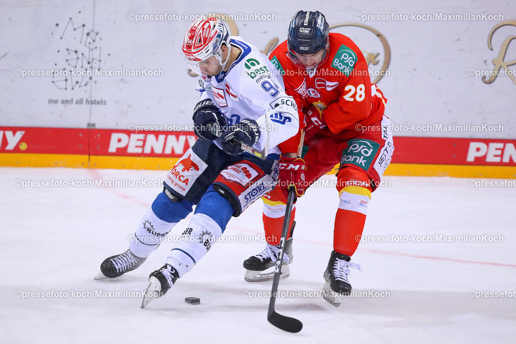 DueDEL28022301048 | Düsseldorf, 28.02.2023, Eishockey, Penny DEL, 58. Spieltag, PSD-BANK Dome, Düsseldorfer EG - Schwenninger Wild Wings: Phil Hungerecker von Schwenninger Wild Wings setzt sich gegen Düsseldorfs Alexander Ehl durch