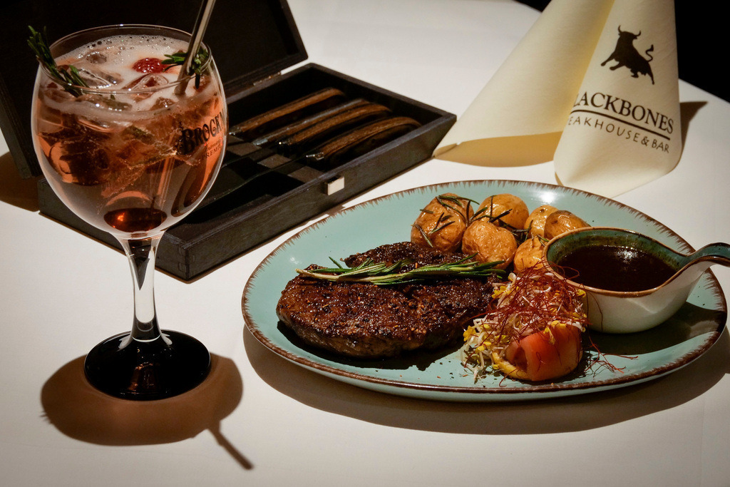 Lokaltermin | Bietigheim Bissingen - Lokaltermin - Tafelspitzen - Blackbones Steakhouse . Im Bild: Ribeye Steak, Rosmarin Kartoffel und rotwein Soße mit Gin undTnic Rosé - Realisiert mit Pictrs.com