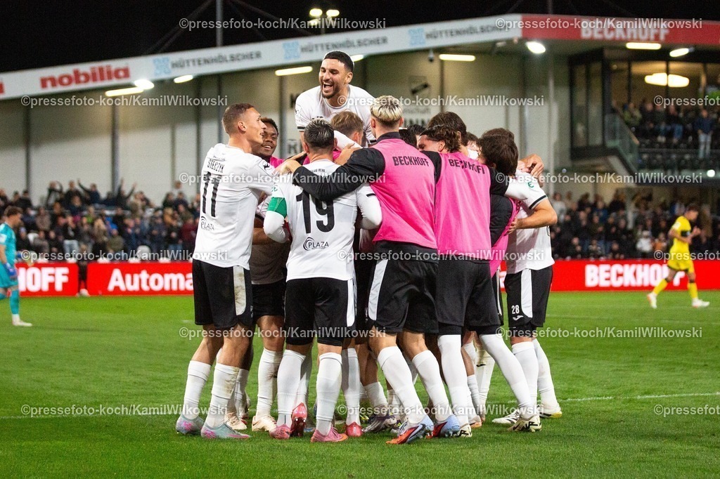 xKWI16092501131 | 16.09.2025,, xkwix, Fußball, Liga3, SC Verl - Alemannia Aachen, Sportclub Arena: Torjubel nach dem Tor zum 1:0 durch Berkan Taz (SC Verl #10) und Oualid Mhamdi (SC Verl #20) ist auf dem Mannschaftskreis