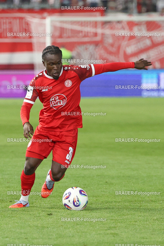 SV Wehen Wiesbaden - Rot-Weiss Essen | Wiesbaden, Deutschland, 22.08.2025Kelsey Owusu Aninkorah-Meisel  (Rot-Weiss Essen) Einzelaktionwährend des drittliga Spiels zwischen SV Wehen Wiesbaden und Rot-Weiss Essen am 22.08.2025 in der BRITA-Arena in Wiesbaden. (Foto von Timo Bluhmki-Schmidt/Brauer Fotoagentur