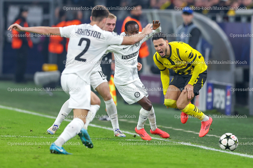 BVB05112401036 | 05.11.2024, Fußball, UEFA Champions League, Borussia Dortmund - SK Sturm Graz, 4. Spieltag, Signal Iduna Park, Saison 2024 2025: Max Johnston (Graz #2) und Malick Yalcouye (Graz #8) gegen Ramy Bensebaini (BVB #5)