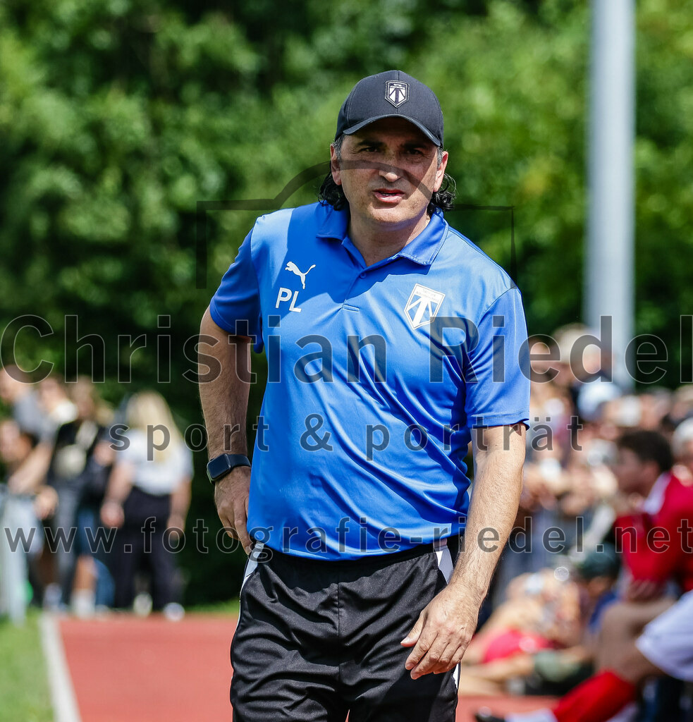 2023-07-30_057_FC_Lengdorf_gegen_SpVgg_Altenerding | Lengdorf, Deutschland, 30.07.2023:
Fußball, Kreisliga 2023 / 2024, 1. Spieltag, FC Lengdorf gegen SpVgg Altenerding, Endergebnis: 1:1

Trainer Pedro Flores-Locke (SpVgg Altenerding)

Foto: Christian Riedel / fotografie-riedel.net