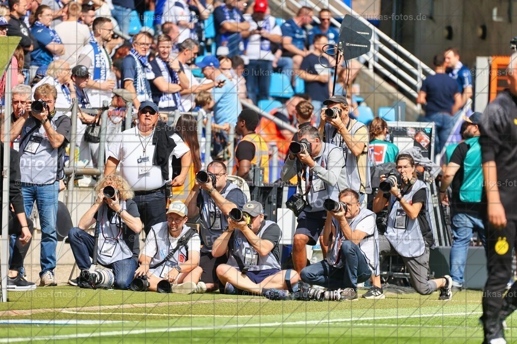 VfL Bochum - Borussia Dortmund 1:1 | Edin Terzic kommt ins Stadion. Am 26. August 2023 kam der VfL Bochum in der 1. Bundesliga gegen Borussia Dortmund zu einem 1:1. - Realisiert mit Pictrs.com