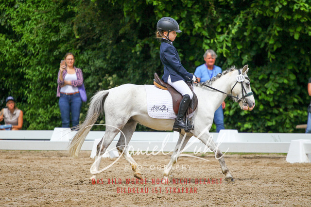DKP47516 | Turnierfotos kaufen im Webshop von Daniel Kuhl Photography – entdecke professionelle Reitsportfotos aus Turnieren & Events. Hochwertige Turnierbilder online bestellen & sichern. Jetzt Fotos von Reitsportturnieren kaufen!