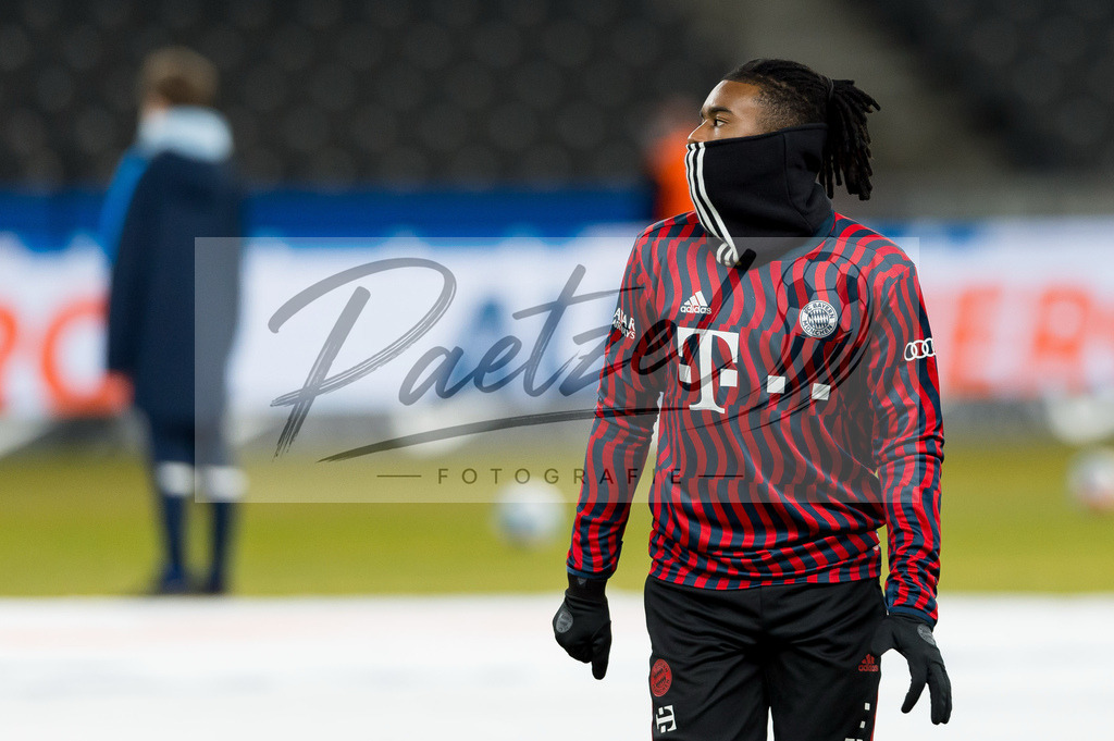 BSCFCB20220123_190 | Fussball, Herren: Omar Richards (FC Bayern Muenchen) schaut bei dem Spiel der 1. Bundesliga zwischen Hertha BSC und FC Bayern Muenchen im Olypiastadion am 23.01.2022 in Berlin, Deutschland.DFB / DFL REGULATIONS PROHIBIT ANY USE OF PHOTOGRAPHS AS IMAGE SEQUENCES AND/OR QUASI-VIDEO. - Realisiert mit Pictrs.com