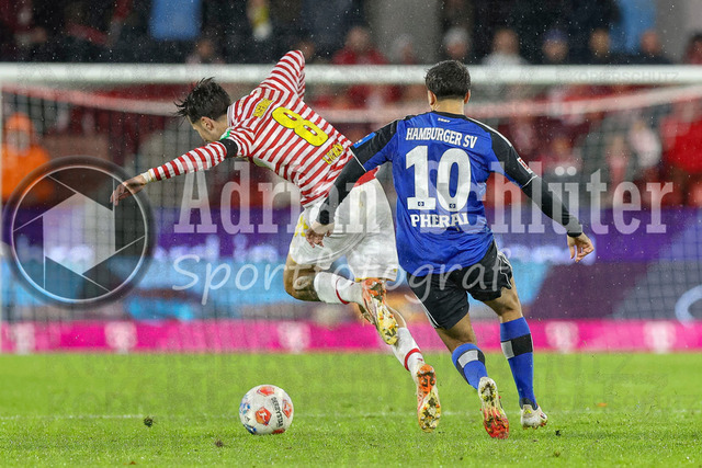 1. FC Köln vs Hamburger SV - 1. Bundesliga  | Köln, Deutschland, 02.11.25:   Denis Huseinbasic (1. FC Köln) und Immanuel Pherai (Hamburger SV) im Kampf um den Ball waehrend des Spiels der Bundesliga zwischen  1. FC Köln vs Hamburger SV in der RheinEnergieStadion(Foto von Brauer-Fotoagentur / Adrian Schlueter)