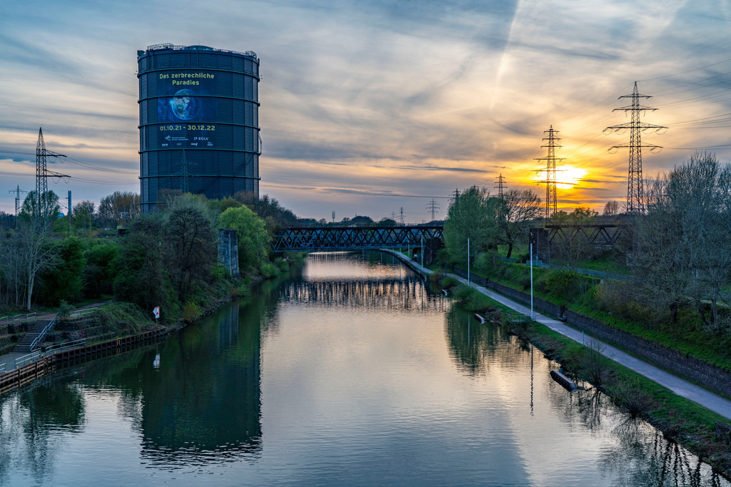 JT-220411 | Neue Mitte Oberhausen, Gasometer Ausstellungshalle, nach der Renovierung, Rhein-Herne-Kanal, abendliche Beleuchtung, Ausstellung Das zerbrechliche Paradies, NRW, Deutschland,  - Realisiert mit Pictrs.com