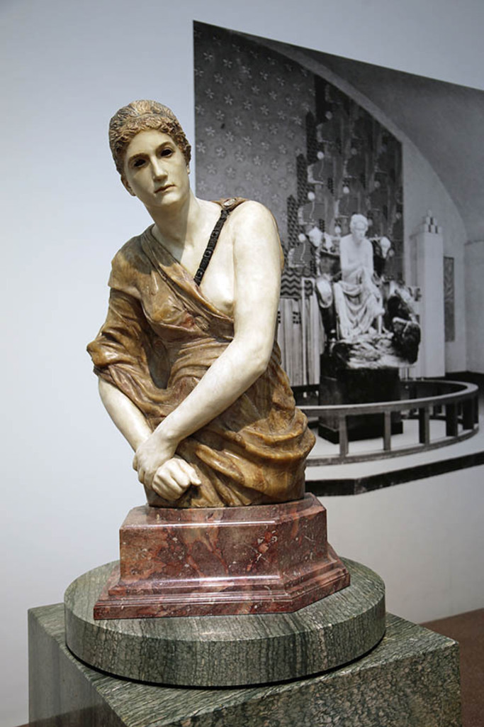 Museum der bildenden Künste - Skulptur "Kassandra" von Max Klinger | Entdecke über 20 Kategorien Leipzig-Motive: Foto-Downloads, hochwertige Poster, Leinwand- & Fine-Art-Prints. Jetzt Lieblingsfoto im Bildlexikon Leipzig Shop bestellen!