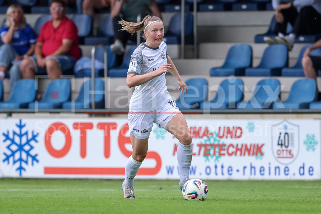 Fussball, Testspiel Frauen, SV Meppen - VfL Bochum | Bente Bode (SV Meppen, 14) am Ball, Freisteller, Einzelbild, Ganzkörper, Aktion, Action, Spielszene