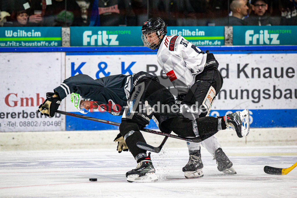 TSV Peißenberg MINERS gegen HC Landsberg RIVERKINGS | Eishockey Bayernliga Herren Vorrunde 2024/25, TSV Peißenberg MINERS gegen HC Landsberg RIVERKINGS, 20241108,Zweikampf zwischen Dominik EBENTHEUER (MINERS 91) und Korbinian BENZ (RIVERKINGS 8),2024-11-08 in Peißenberg (Eisstadion Peißenberg)Korbinian BENZ (RIVERKINGS 8), Dominik EBENTHEUER (MINERS 91)Copyright: WolfgangxLindner foto-lindner.de