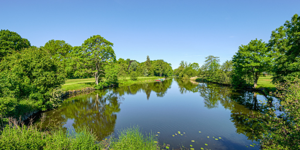 Alter Eider-Kanal | Der Alte Eider-Kanal bei der Kluvensieker Schleuse in Schleswig-Holstein, wo er landschaftlich einen besonders schönen Anblick bietet. — Auflösung des Originals: 6016 x 3008 px. - Realisiert mit Pictrs.com