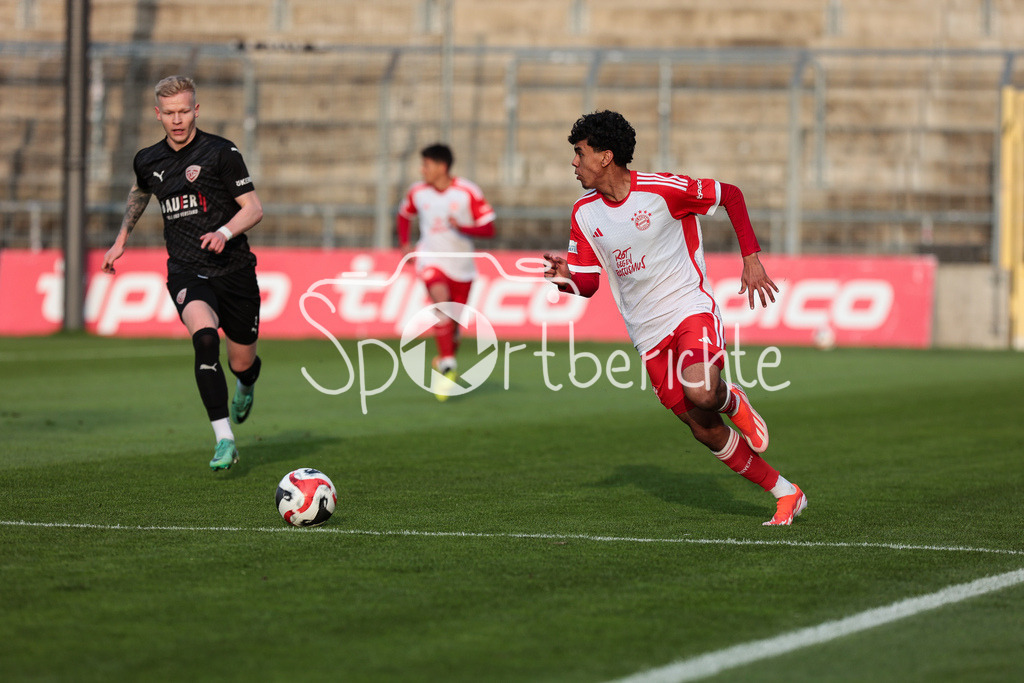 FC Bayern Amateure - TSV Buchbach | am Ball Adam AZNOU BEN CHEIKH (FCB #53) / Zweikampf Benedikt ORTH (TSV #2)