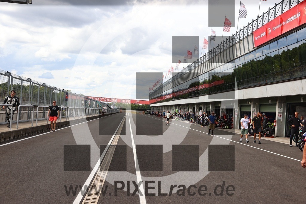 social-20250830_07217 | Schöne Erinnerungen an spannende Momente - das festzuhalten ist unser Job. PIXELrace.de ist seit 2003 auf den Rennstrecken Europas unterwegs um die Action draußen beim Fahren und die wunderbare Stimmung imm Fahrerlager für euch einzufangen.