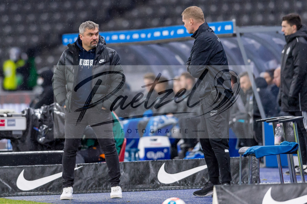 HERBOC20220204_262 | Fussball, Herren: Trainer Thomas Reis (VfL Bochum) schaut bei dem Spiel der 1. Bundesliga zwischen Hertha BSC und VfL Bochum im Olypiastadion am 04.02.2022 in Berlin, Deutschland.DFB / DFL REGULATIONS PROHIBIT ANY USE OF PHOTOGRAPHS AS IMAGE SEQUENCES AND/OR QUASI-VIDEO. - Realisiert mit Pictrs.com