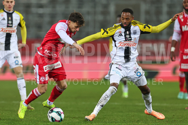 Austrian Bundesliga: Grazer AK 1902 vs LASK | GRAZ, AUSTRIA, 13.DEC.25 - SOCCER - ADMIRAL Bundesliga, Grazer AK 1902 vs LASK. The image shows Christian Lichtenberger (GAK) and Melayro Bogarde (Lask).