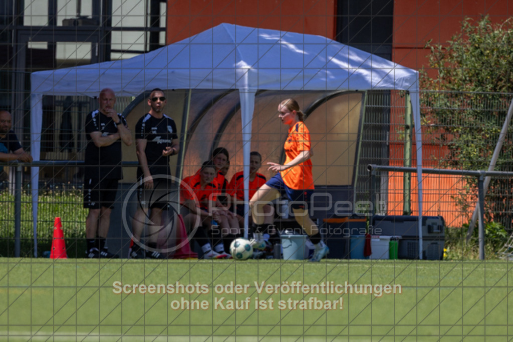 20250622_141819_0228 | #,ASV Eislingen (blau) vs. Tura Untermünkheim (orange), Fussball, Aufstiegsspiel in B-Juniorinnen-VS Nord Runde 2 - WfV, Saison 2024/2025, Kunstrasensportplatz im Ösch, Staufeneckerstraße, 73054 Eislingen, 22.06.2025 - 14:00 Uhr,Foto: PhotoPeet-Sportfotografie/Peter Harich
