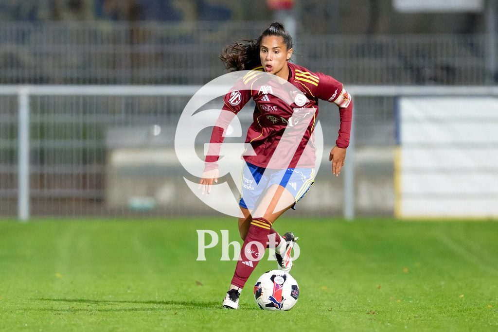 DZ9_5084_c | Switzerland: AXA Womens Super League 2025/26, Servette FC Chenois Feminin vs FC Aarau Frauen - Stade des Trois-Chene, Chene-Bourge: Daina Bourma (3 Servette FC Chenois Feminin) goes forward (action) 