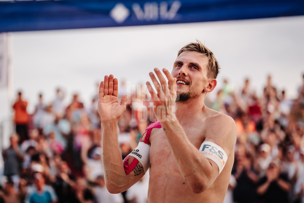 Beachvolleyball | Männer | Allianz German Beach Tour 2025 | Tourstop Bremen | 14.06.2025 | Bennet Poniewaz applaudiert den Fans